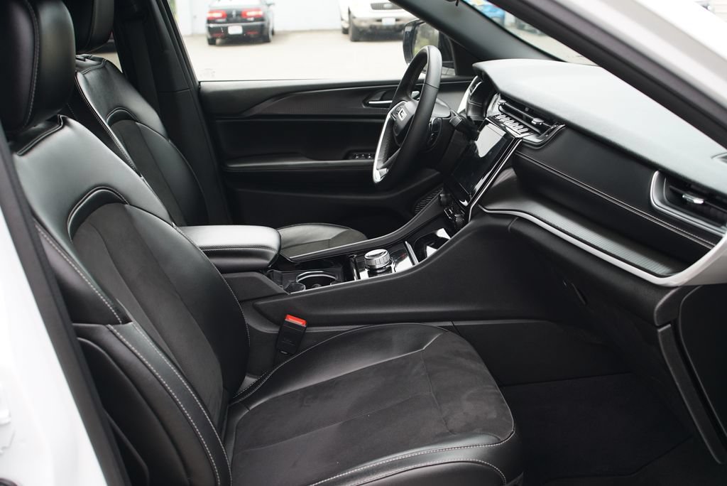 Used 2023 Jeep Grand Cherokee L Laredo AWD/4WD image 9