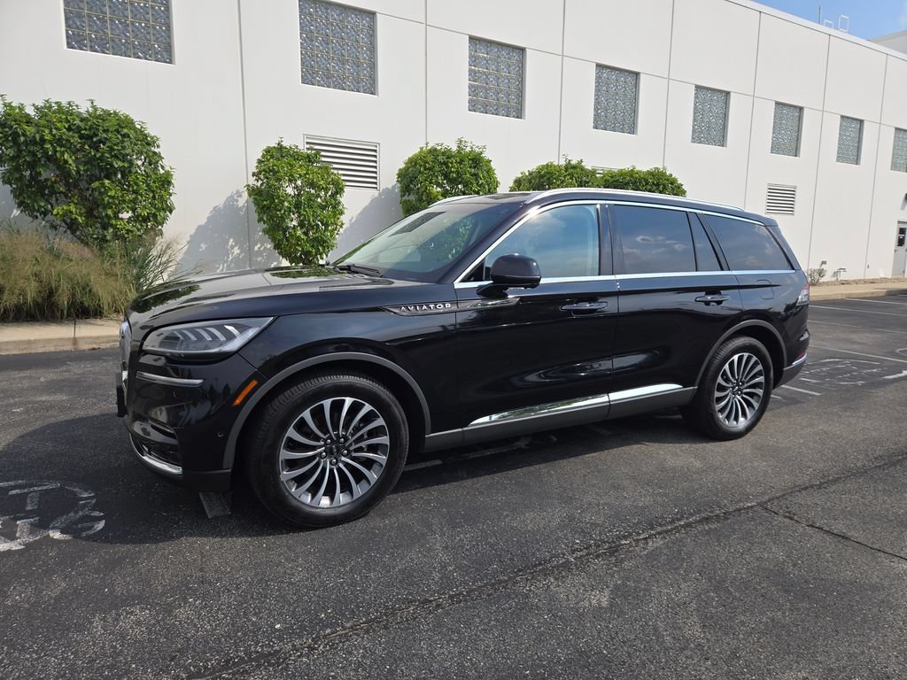 Used 2024 Lincoln Aviator Reserve AWD/4WD image 2