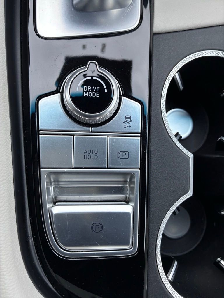 Used 2025 Genesis G70 2.5T image 33