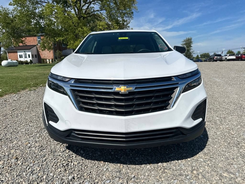 Used 2024 Chevrolet Equinox LS w/ LS Convenience Package AWD/4WD image 2