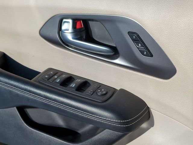 Used 2022 Chrysler Pacifica Touring-L image 13