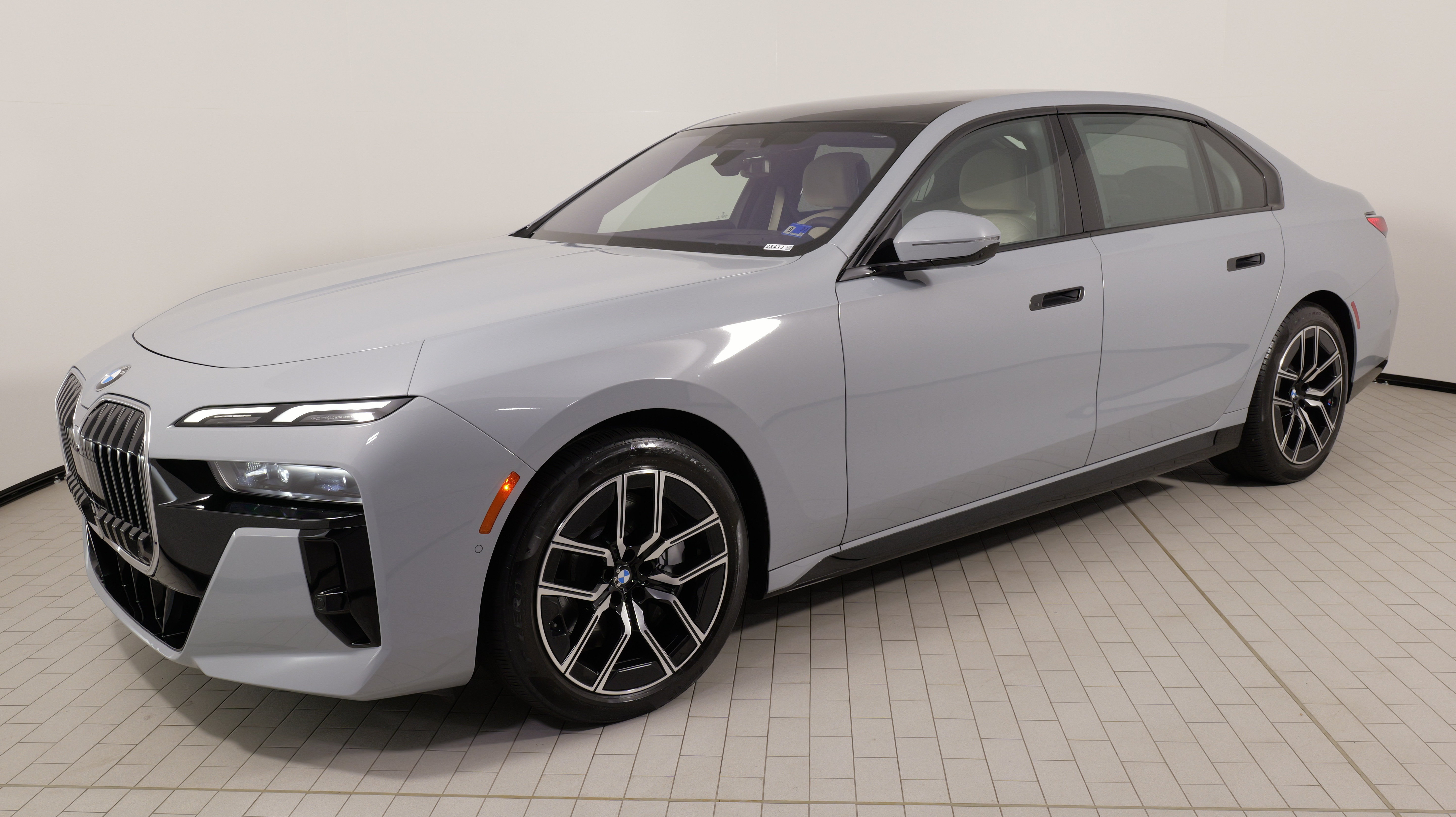 Used 2023 BMW 760i xDrive AWD/4WD image 3