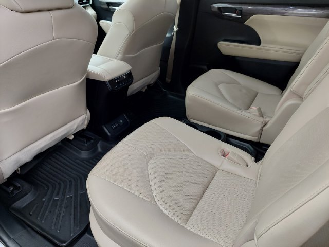 Used 2023 Toyota Highlander Limited FWD image 40