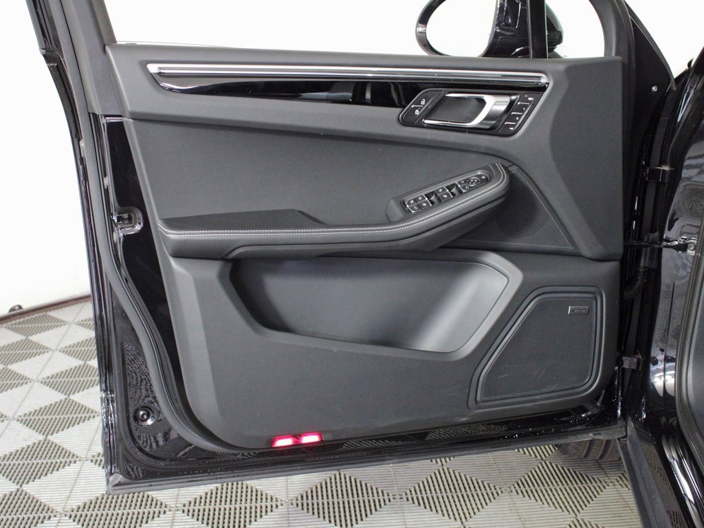 Used 2025 Porsche Macan image 15