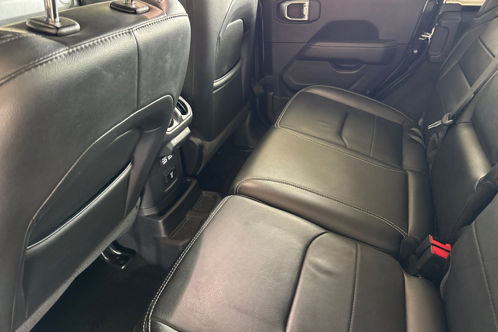 Used 2022 Jeep Wrangler Unlimited Sahara AWD/4WD image 14