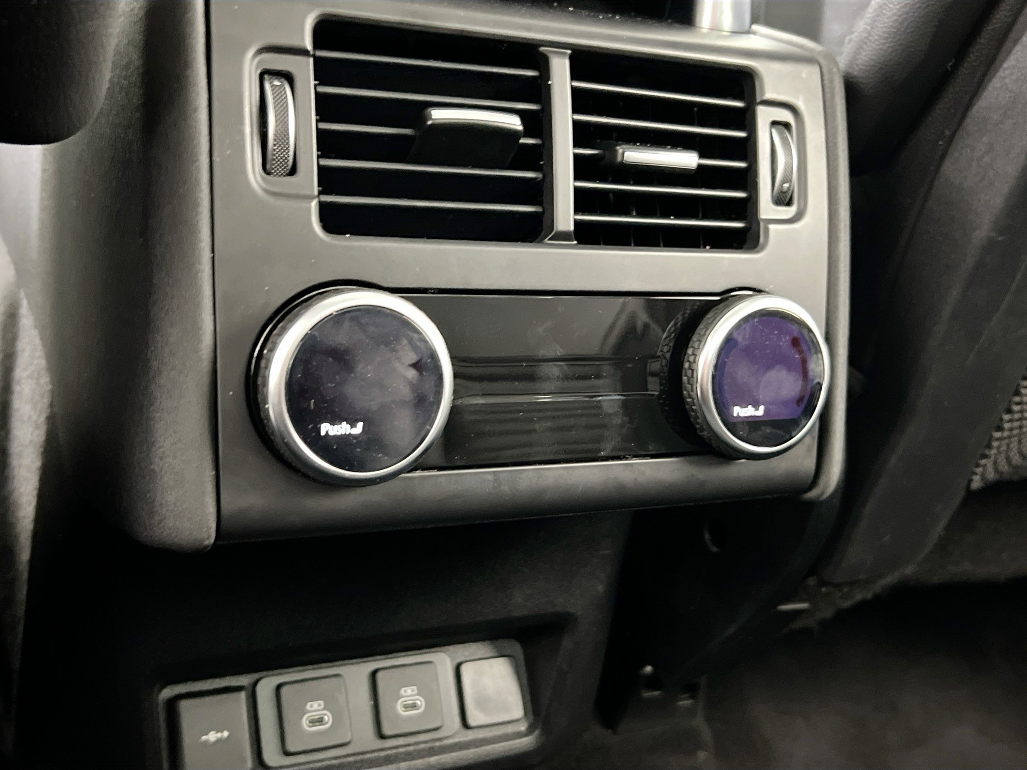 Used 2024 Land Rover Discovery S image 27