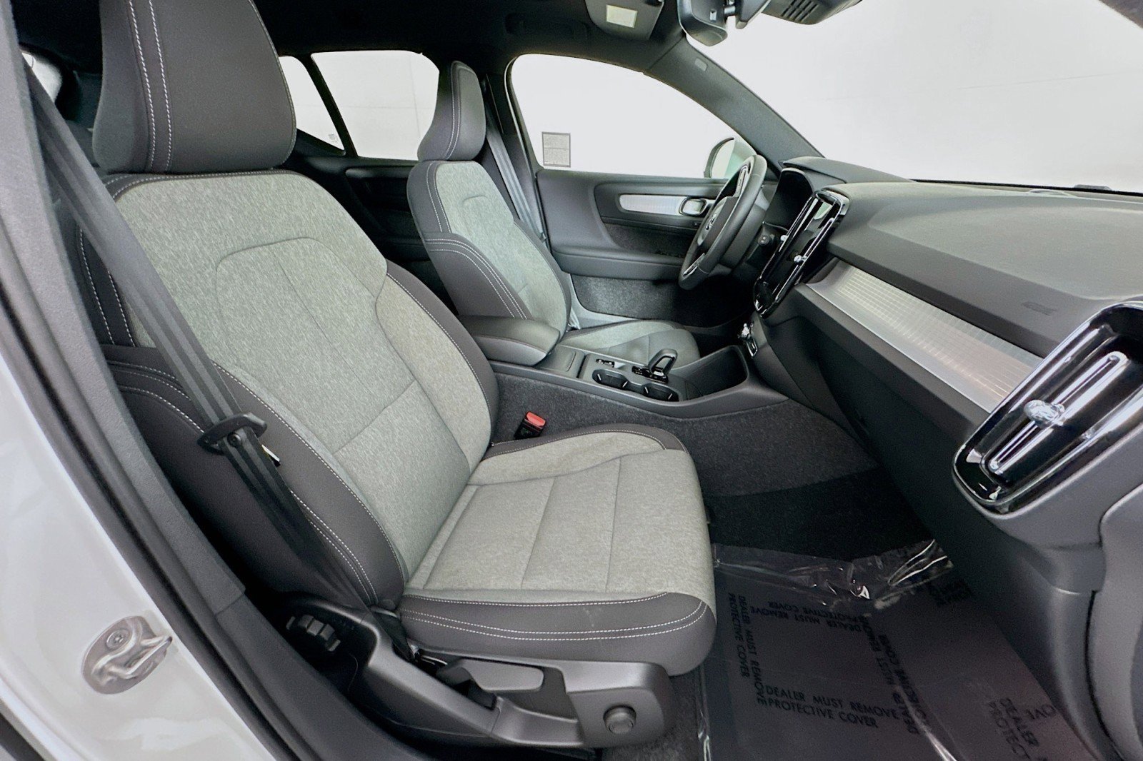 Used 2025 Volvo XC40 B5 Core image 8