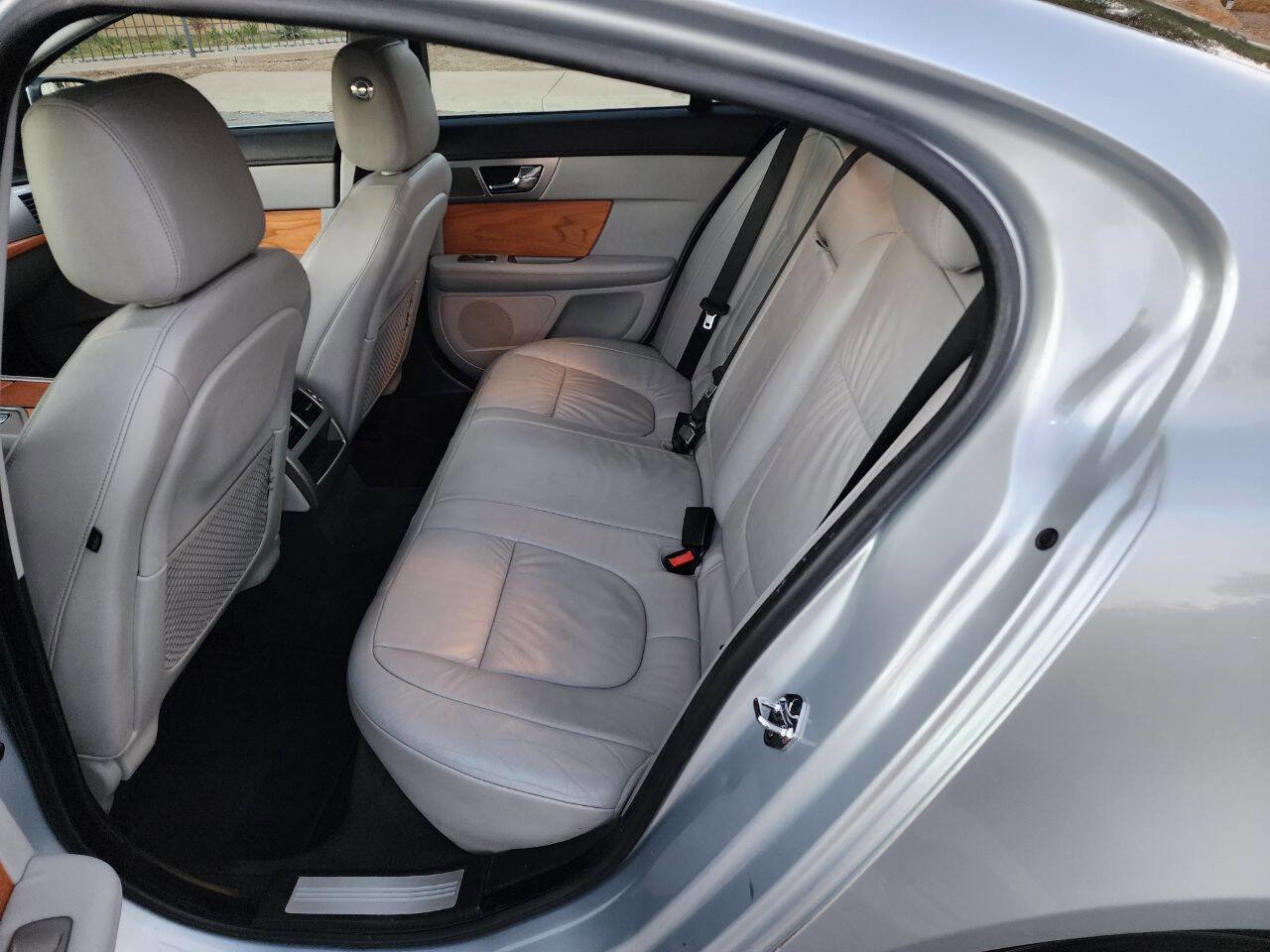 Used 2010 Jaguar XF Luxury image 12