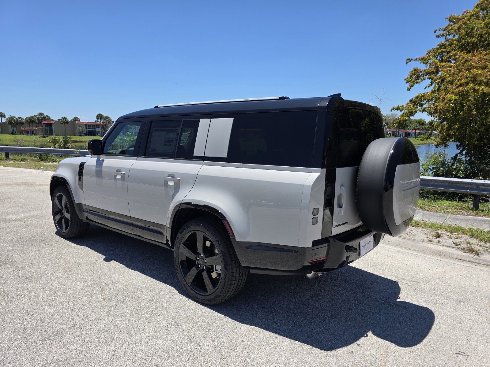 New 2026 Land Rover Defender 130 X-Dynamic SE AWD/4WD image 2