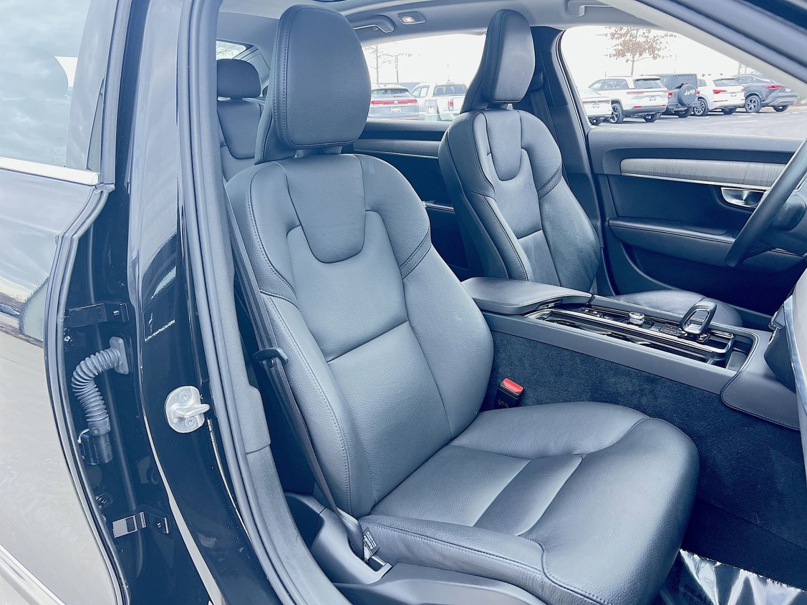 Used 2023 Volvo S90 B6 Plus image 27