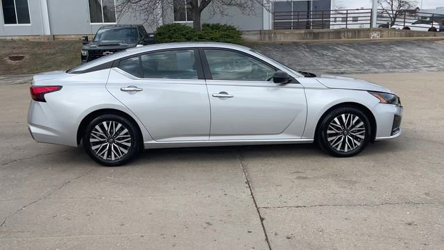 Used 2024 Nissan Altima 2.5 SV FWD image 9