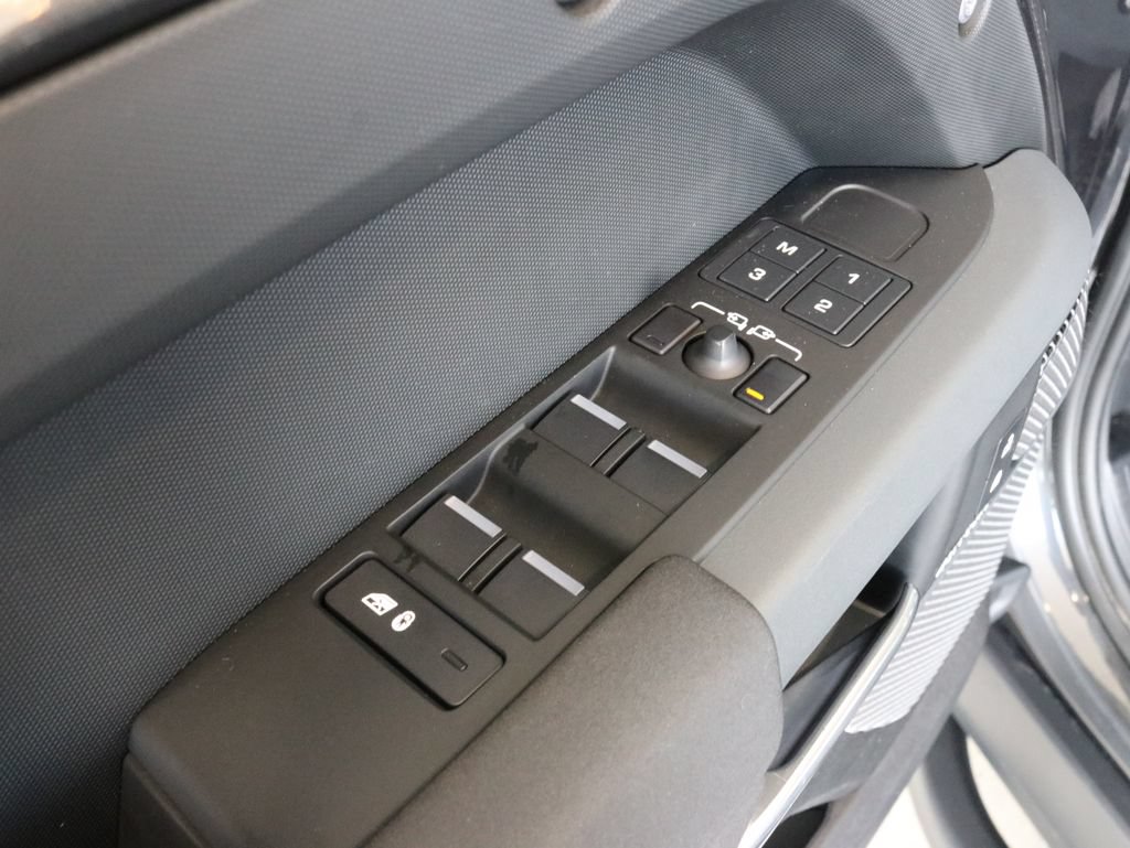 Used 2023 Land Rover Defender 110 X-Dynamic SE AWD/4WD image 25