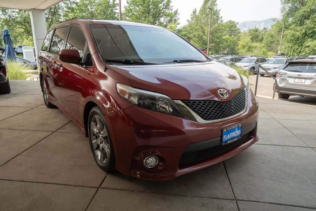 Used 2014 Toyota Sienna SE FWD image 2