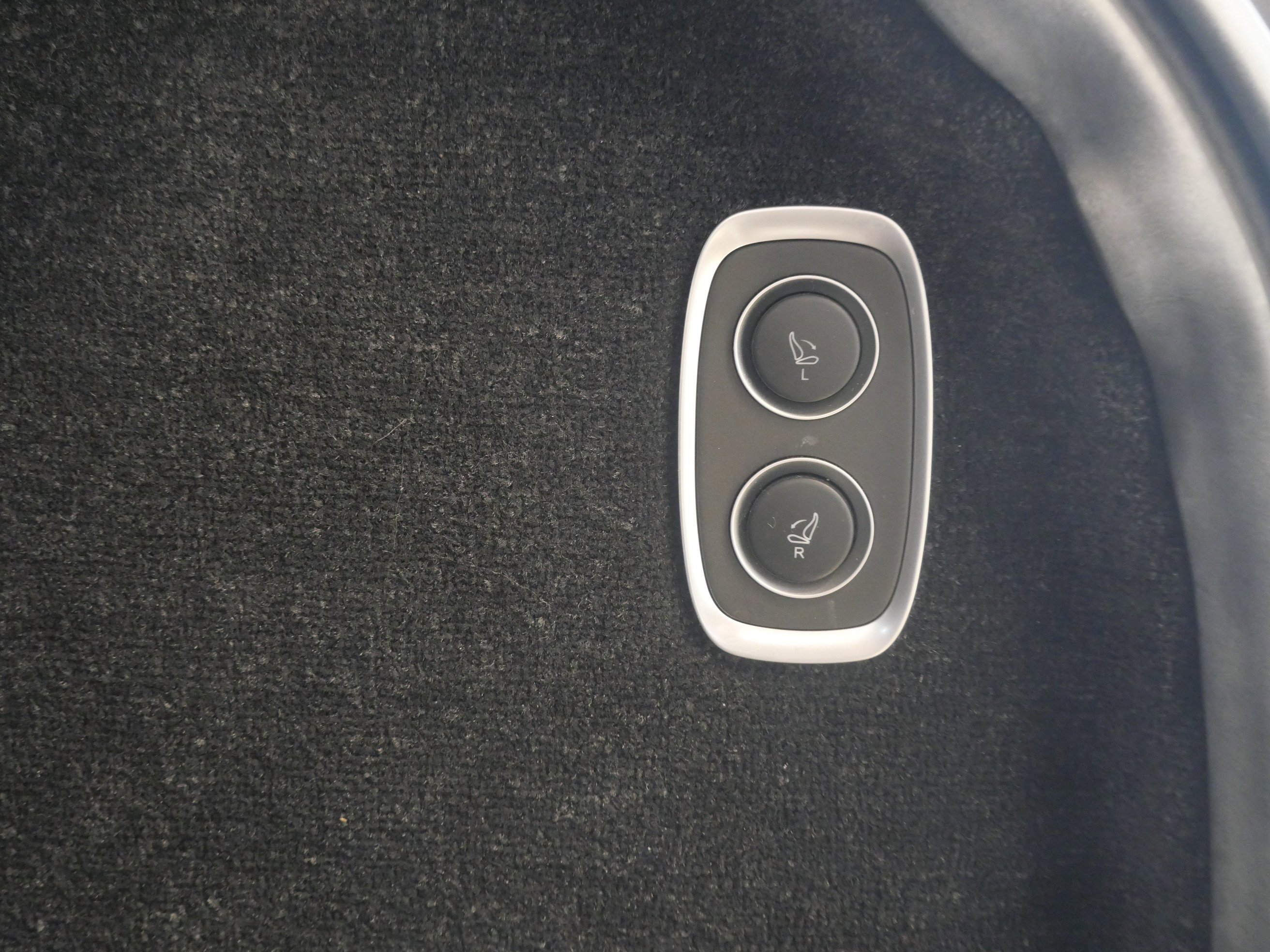 Used 2023 Aston Martin DBX image 27