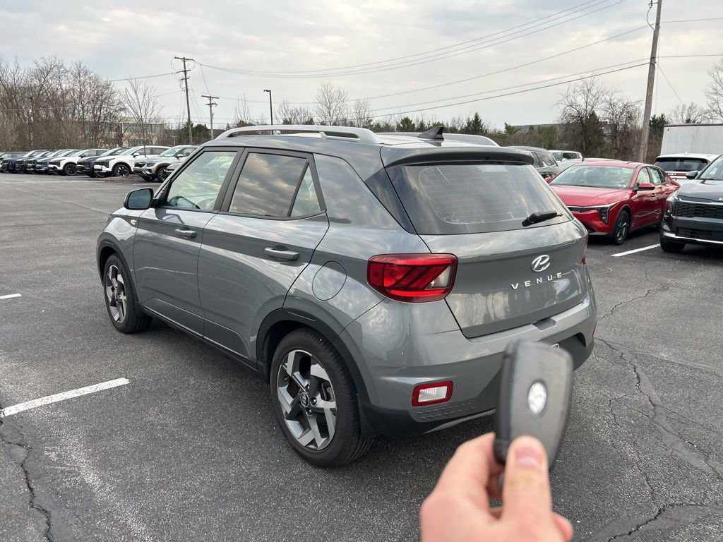 Used 2021 Hyundai Venue SEL w/ Cargo Package image 5