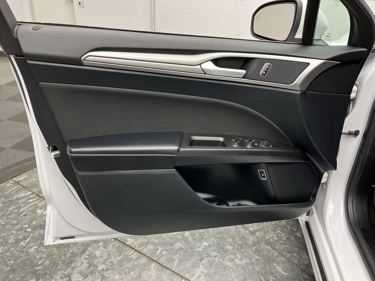 Used 2019 Ford Fusion SE FWD image 8