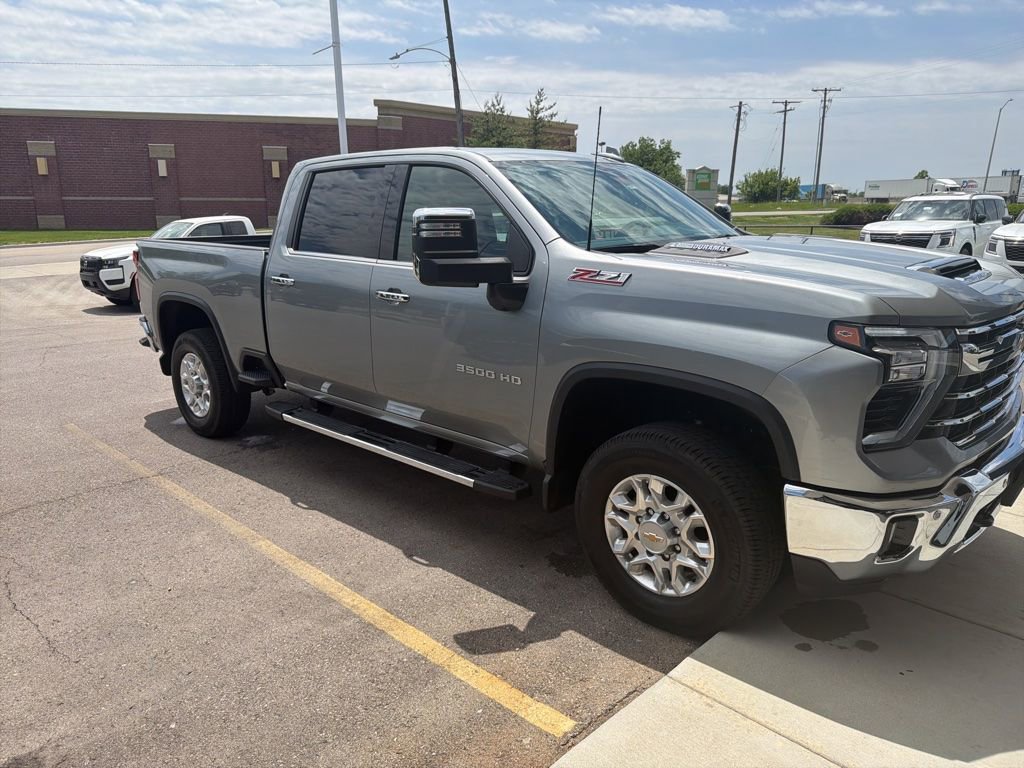 Used 2025 Chevrolet Silverado 3500 LTZ w/ LTZ Plus Package AWD/4WD image 7