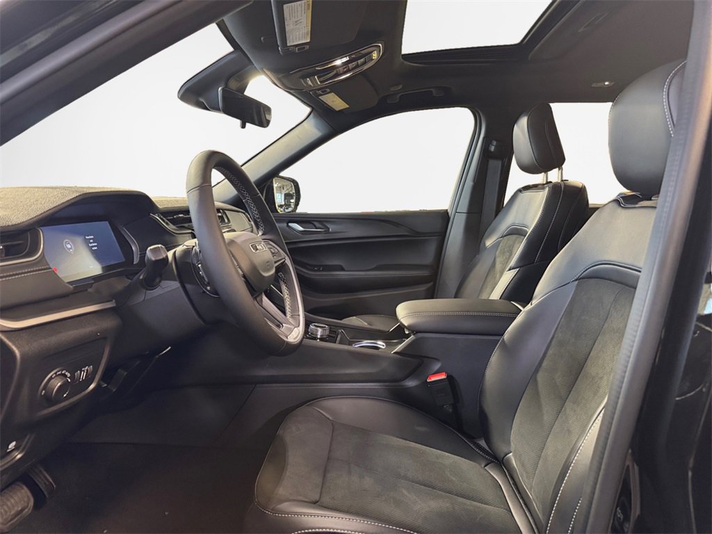 New 2025 Jeep Grand Cherokee Altitude image 12