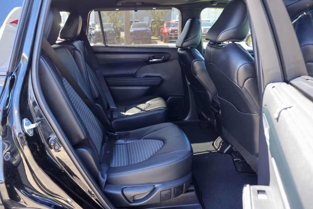 Used 2024 Toyota Highlander XSE FWD image 11