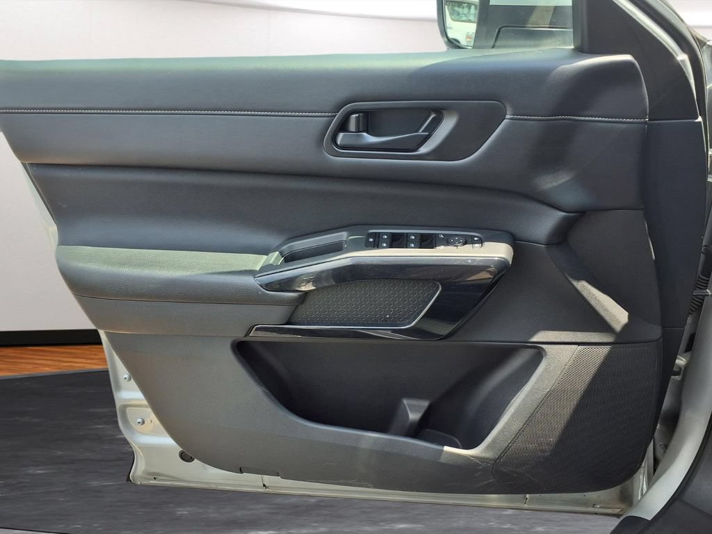 Used 2024 Nissan Pathfinder SV FWD image 16