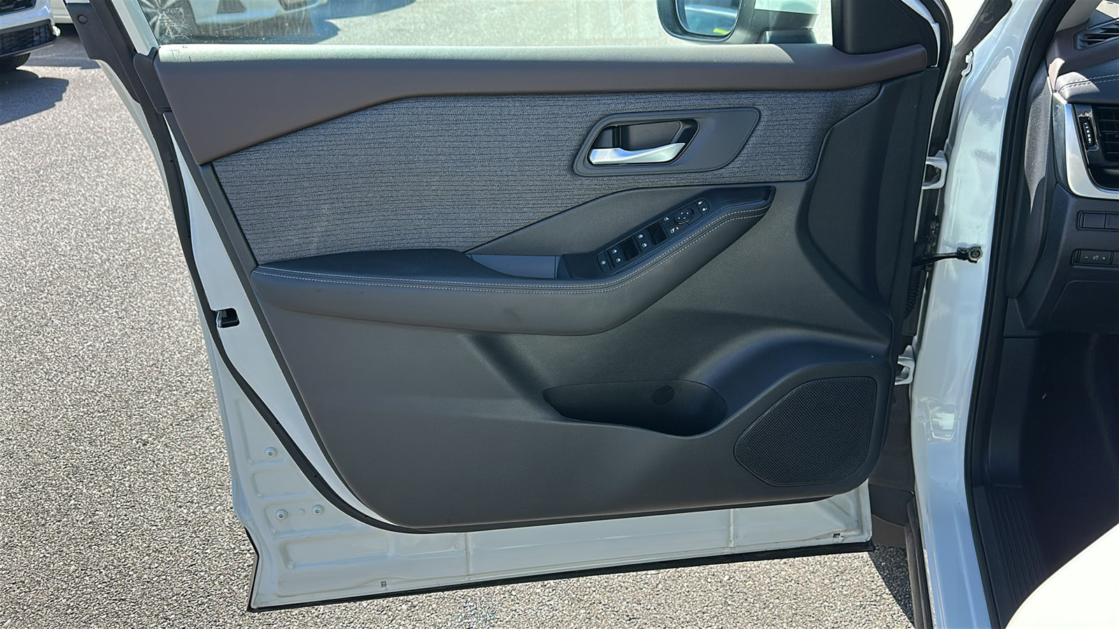 Used 2022 Nissan Rogue SV AWD/4WD image 12