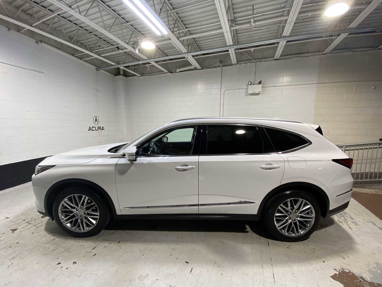 Used 2023 Acura MDX SH-AWD w/ Advance Package image 3