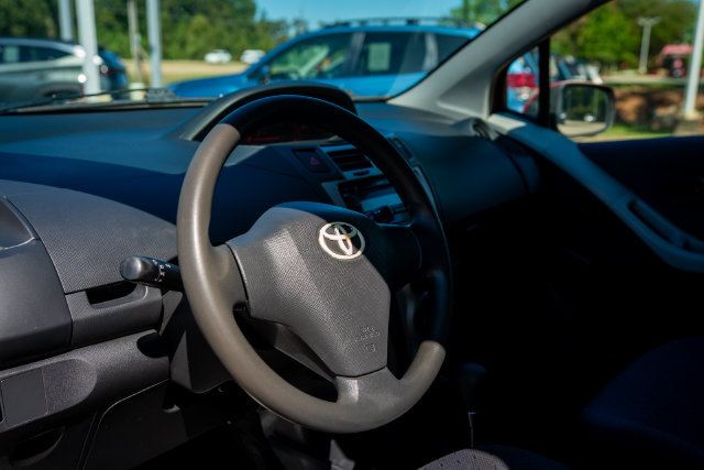 Used 2009 Toyota Yaris 2-Door Hatchback FWD image 24