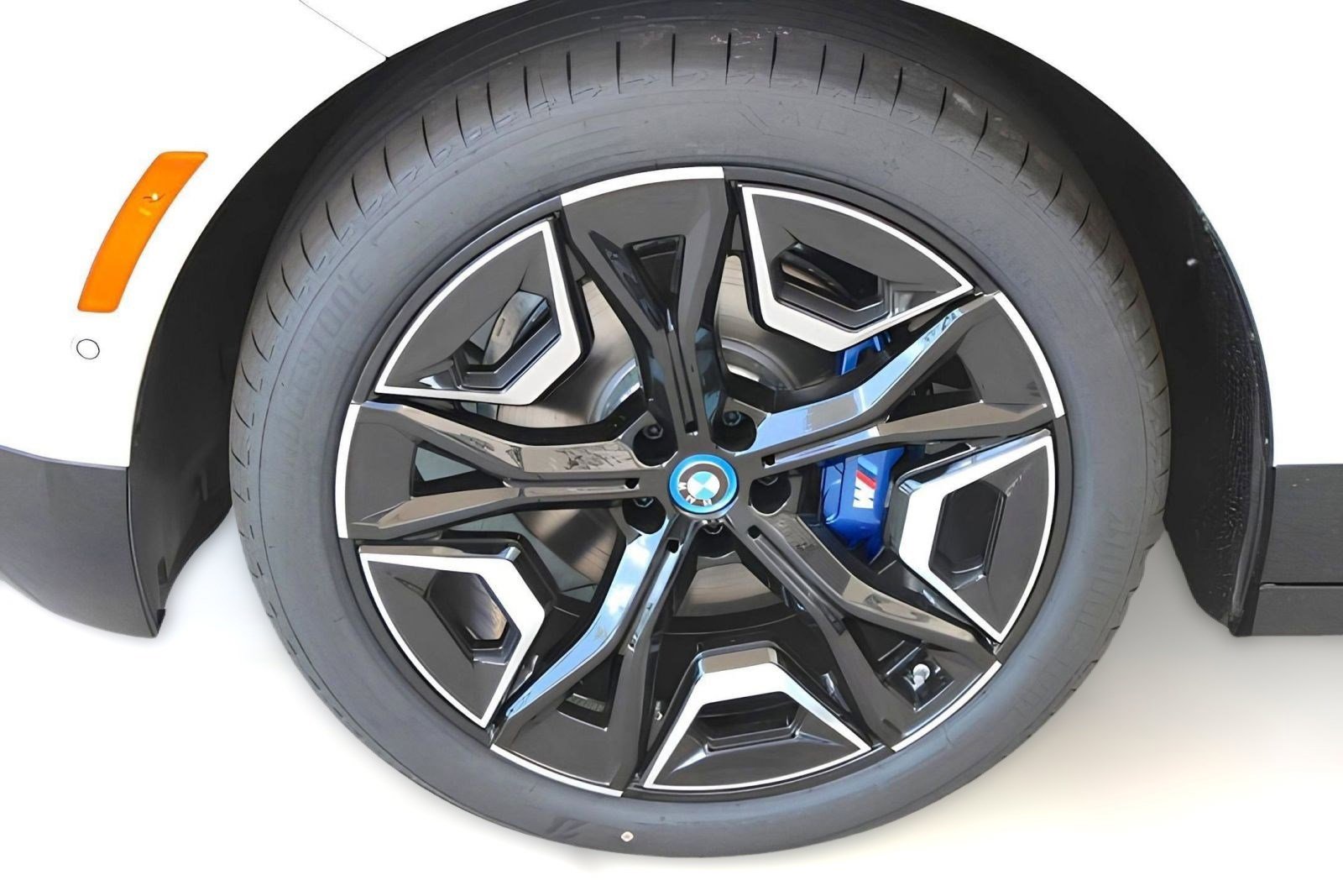 Used 2025 BMW iX M60 image 9