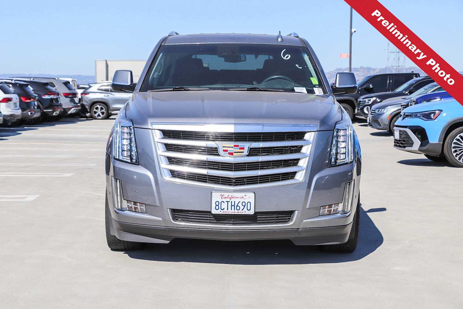 Used 2018 Cadillac Escalade Luxury RWD image 2
