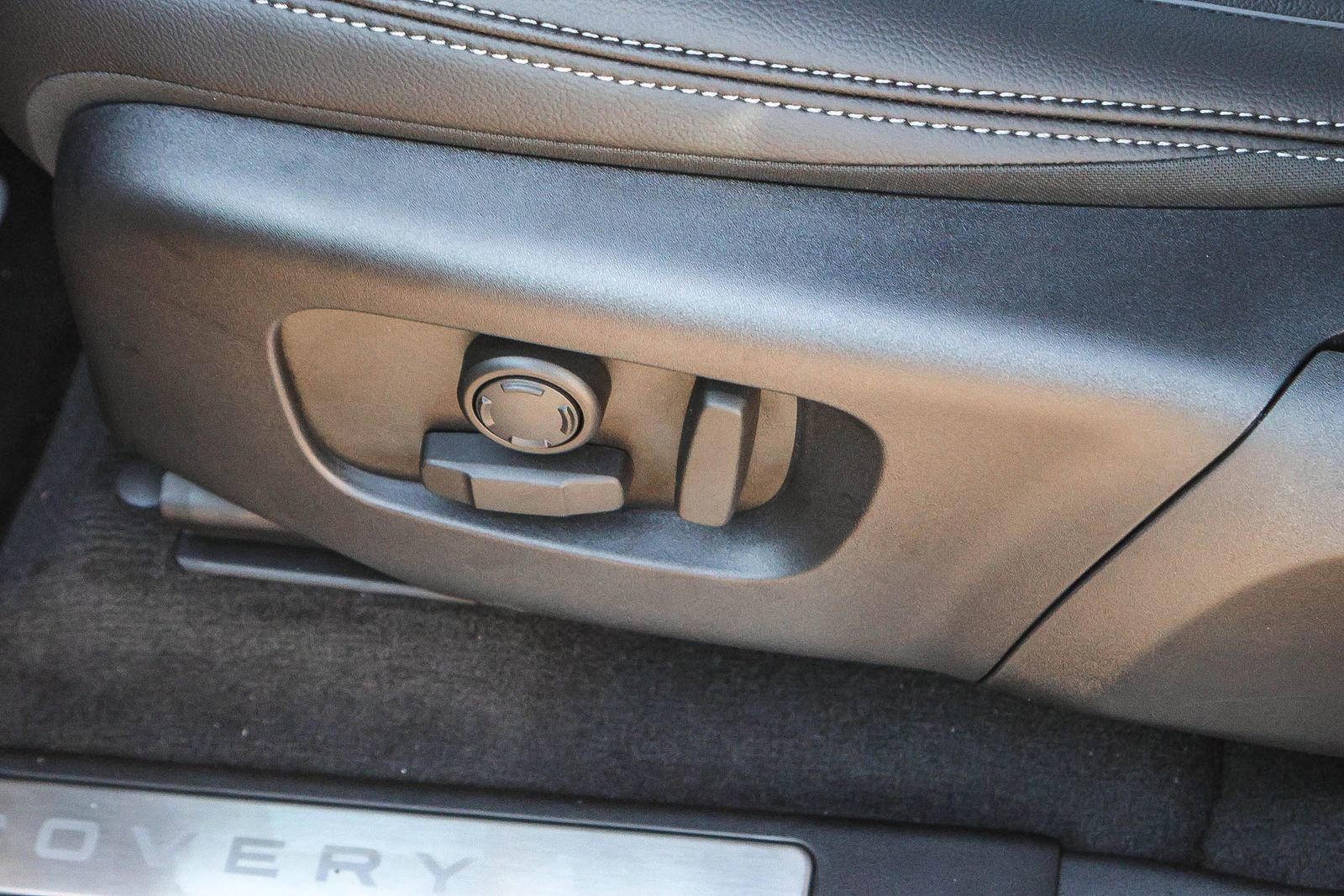 New 2025 Land Rover Discovery Sport Dynamic SE image 30