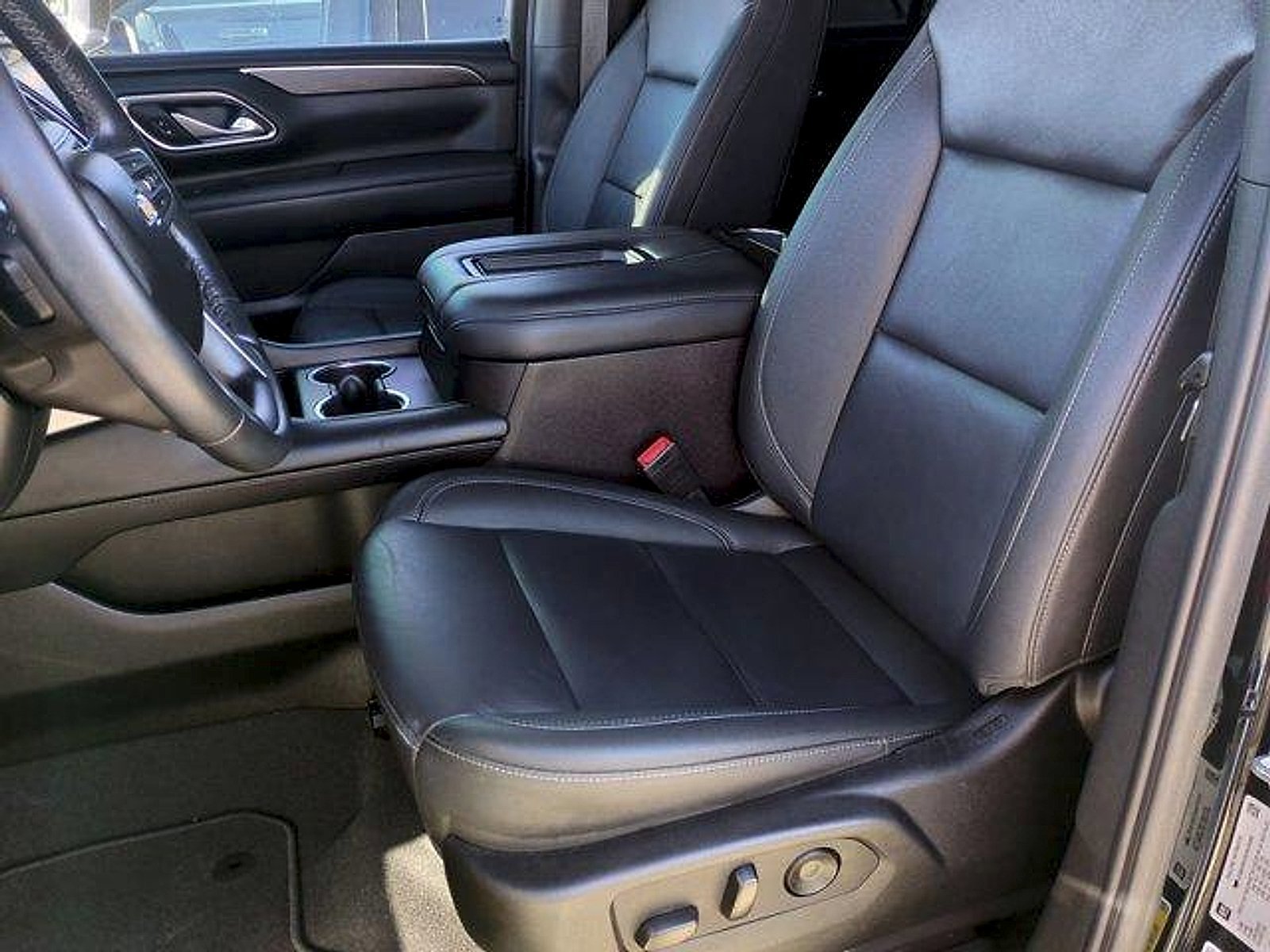 Certified 2024 Chevrolet Tahoe LT w/ Luxury Package AWD/4WD image 18