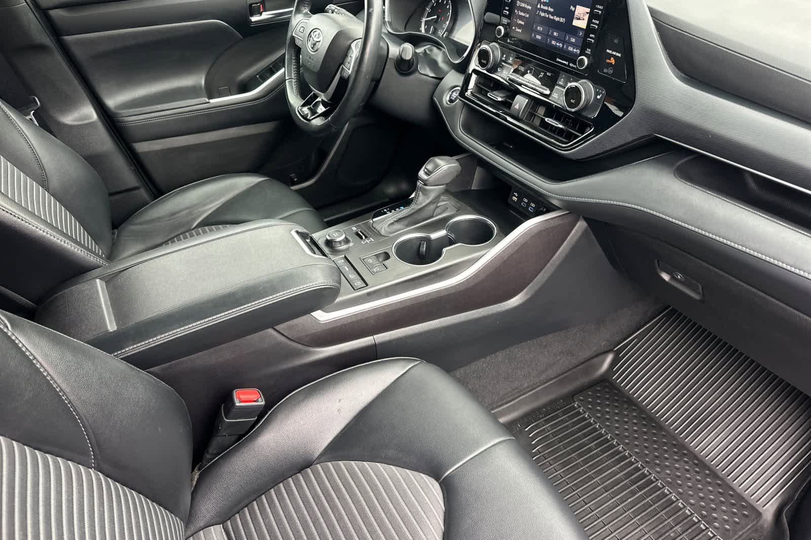 Used 2022 Toyota Highlander XSE AWD/4WD image 19