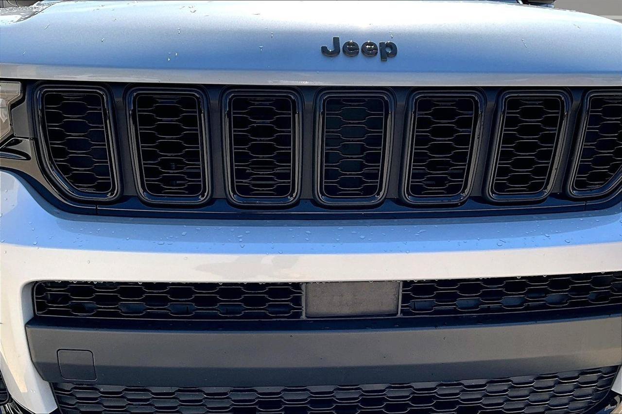 Used 2023 Jeep Grand Cherokee L Laredo AWD/4WD image 34
