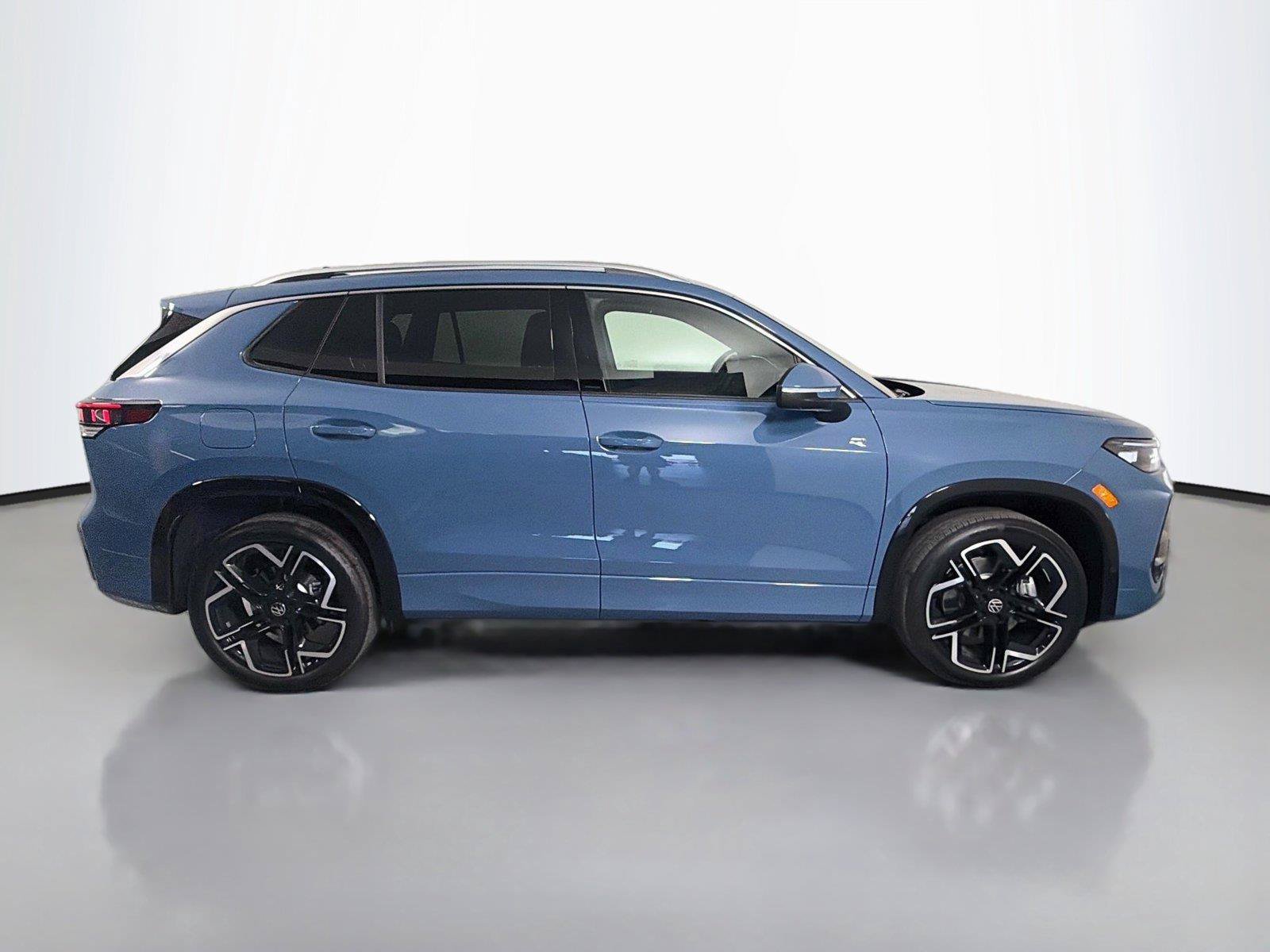 New 2026 Volkswagen Tiguan SEL R-Line AWD/4WD image 4