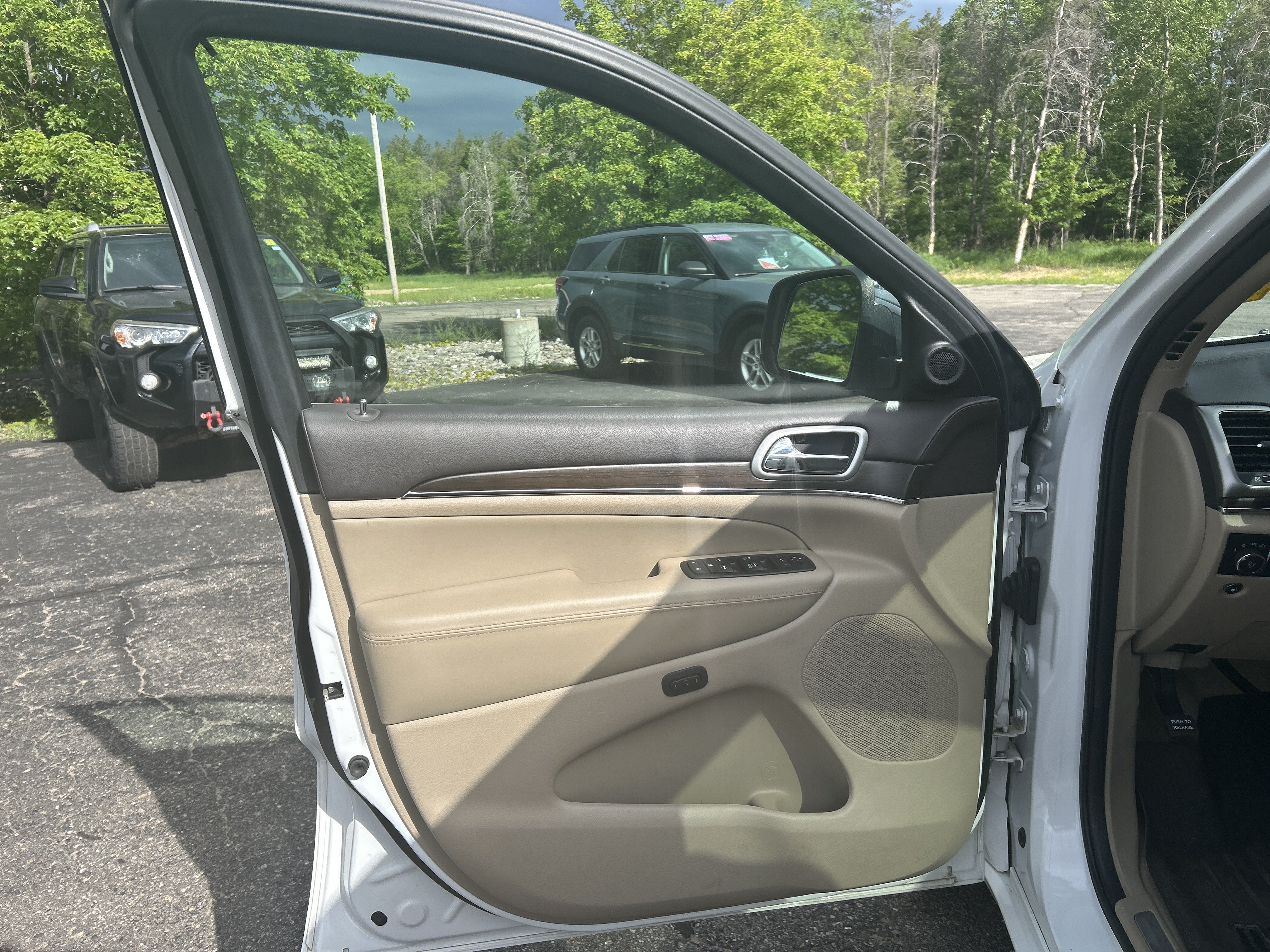 Used 2018 Jeep Grand Cherokee Overland AWD/4WD image 17