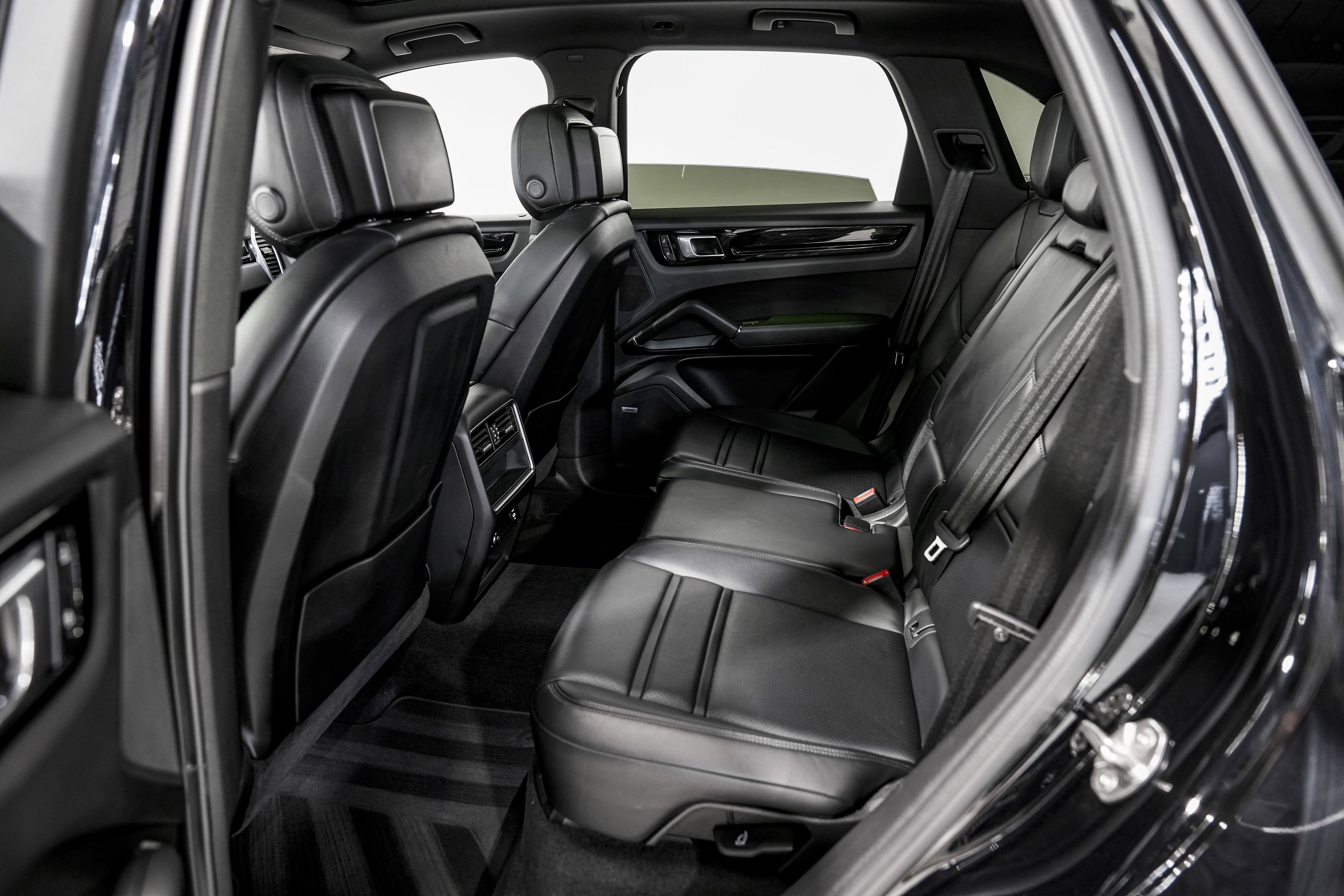 Used 2022 Porsche Cayenne S image 31