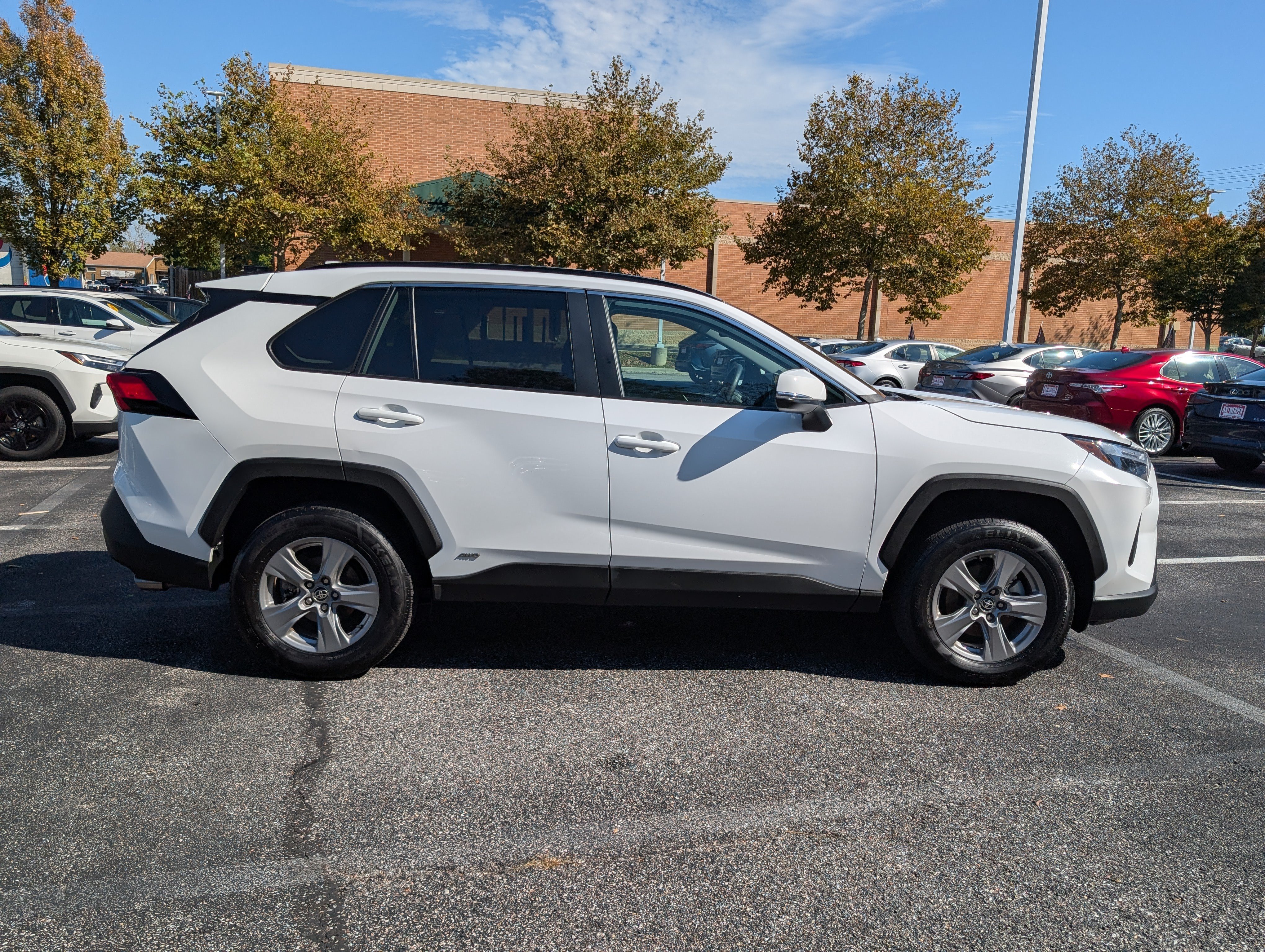Used 2025 Toyota RAV4 XLE AWD/4WD image 2