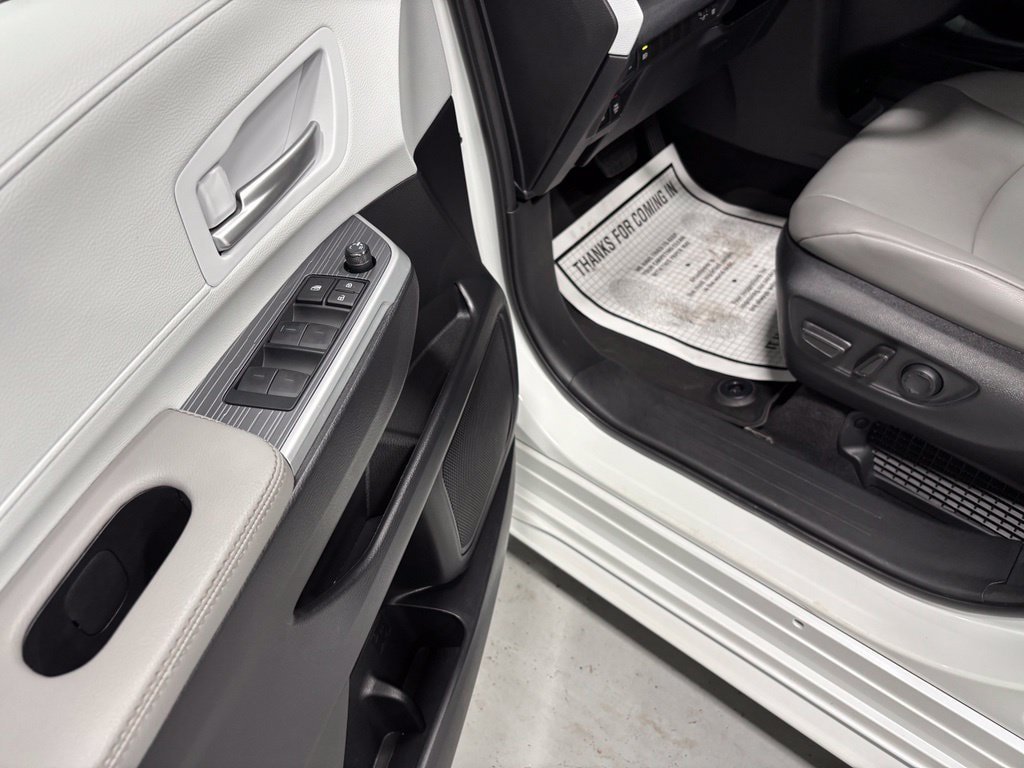 Used 2025 Toyota Sienna XLE AWD/4WD image 9