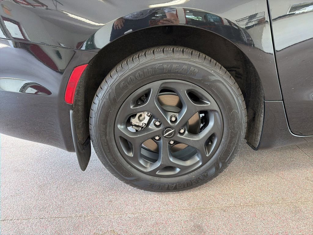 Used 2023 Chrysler Pacifica Touring-L w/ S Appearance Package FWD image 29