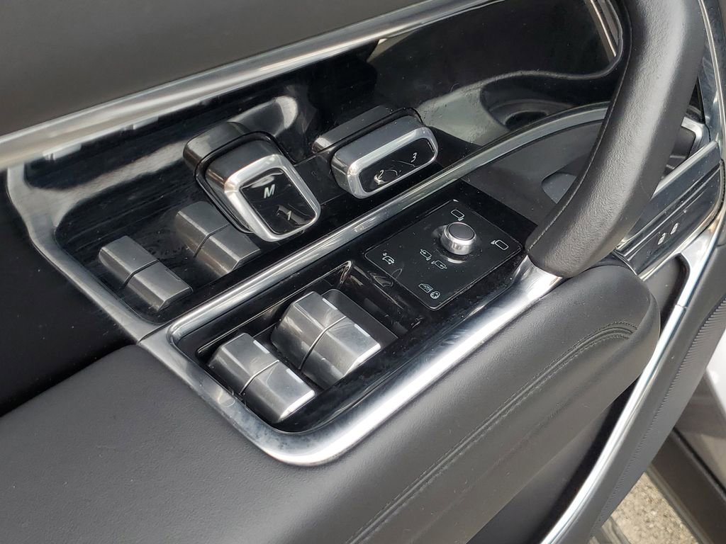 Used 2023 Land Rover Range Rover SE image 12