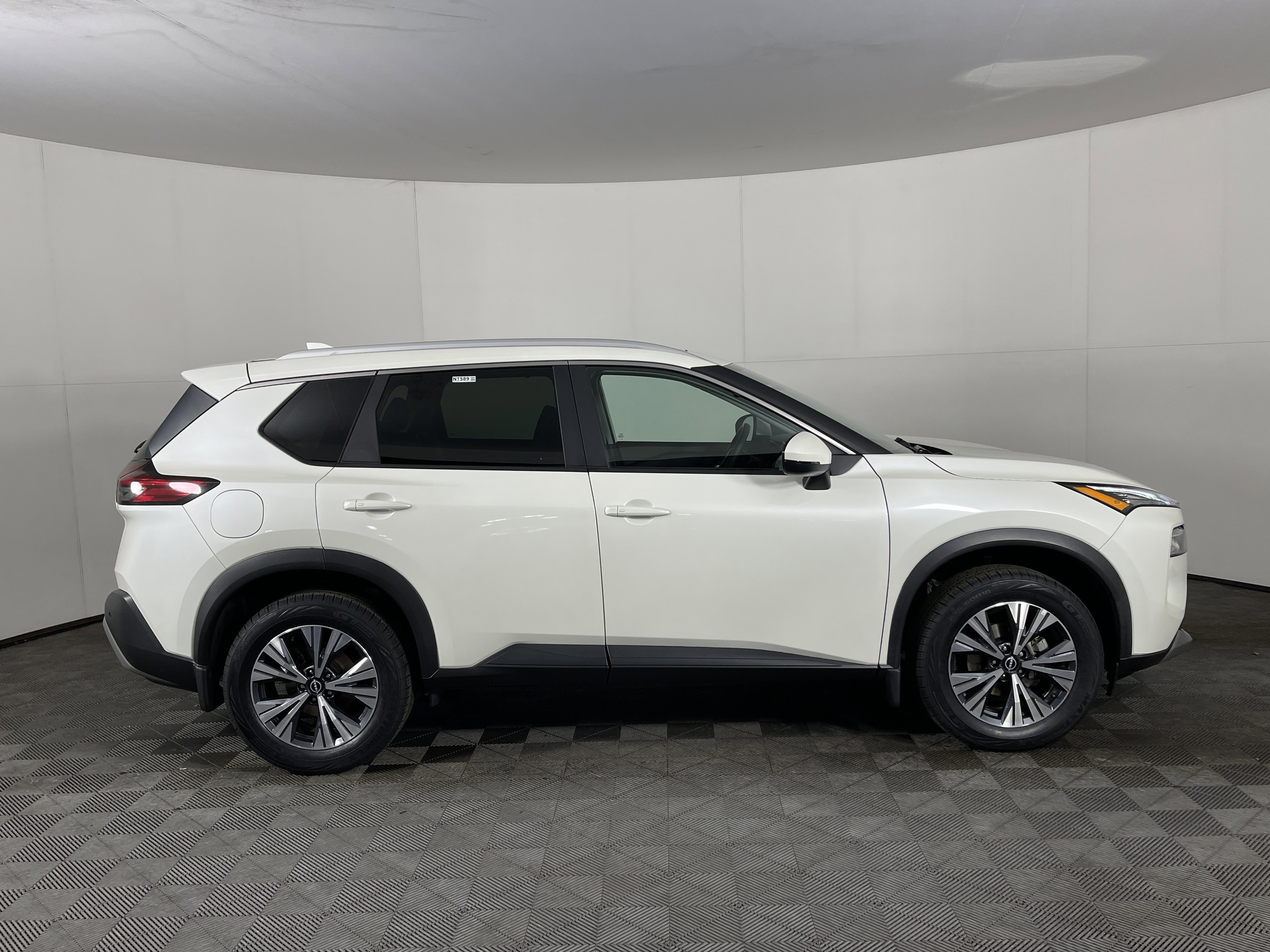Used 2023 Nissan Rogue SV w/ SV Premium Package image 5