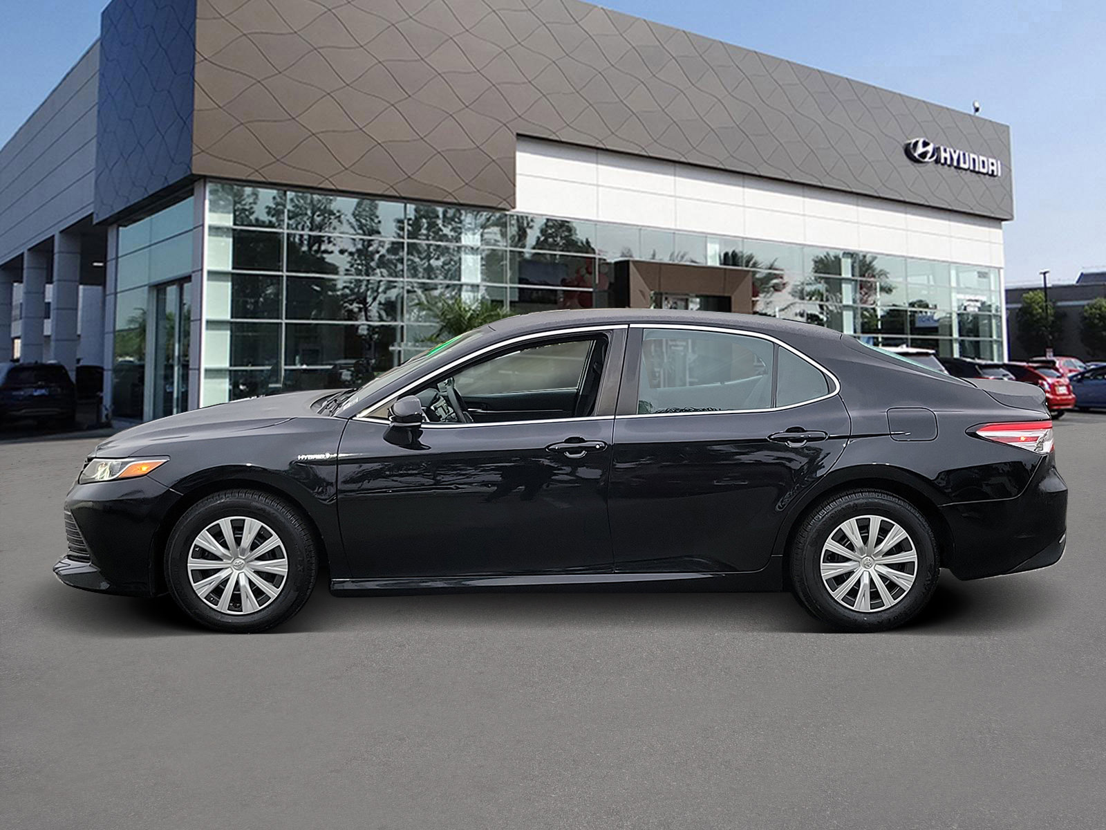 Used 2019 Toyota Camry LE image 3