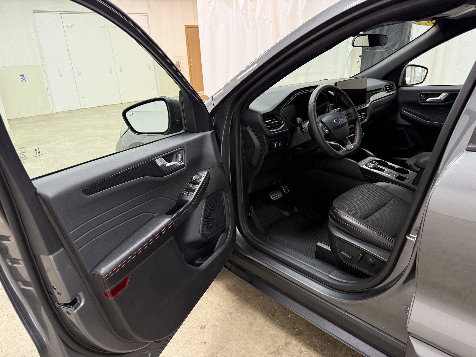 Used 2024 Ford Escape ST-Line w/ Tech Pack #1 AWD/4WD image 8