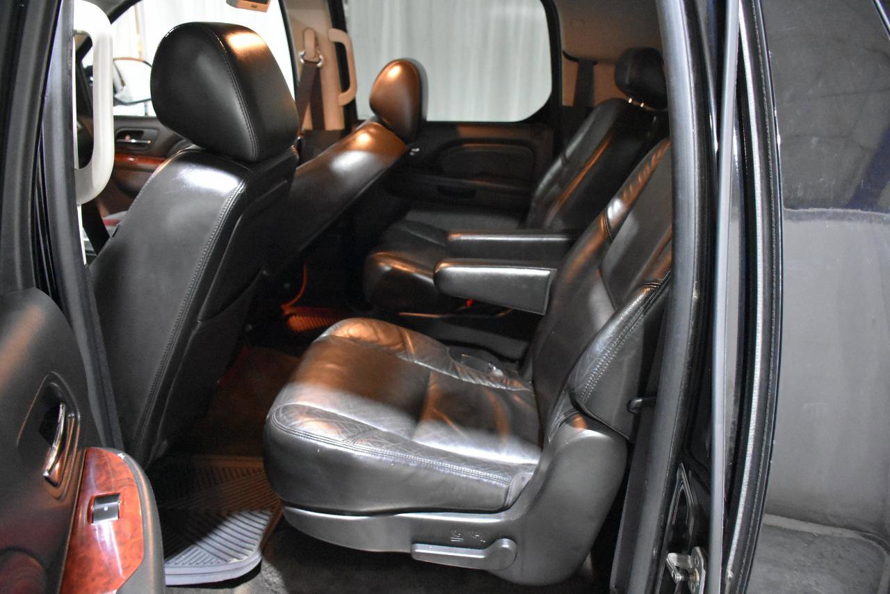 Used 2010 Cadillac Escalade ESV Premium image 17