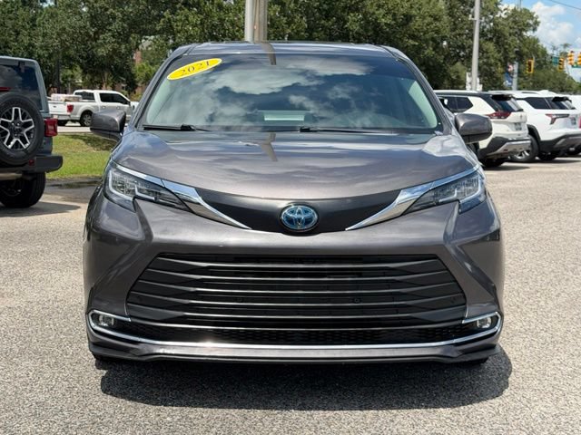 Used 2021 Toyota Sienna XLE AWD/4WD image 2