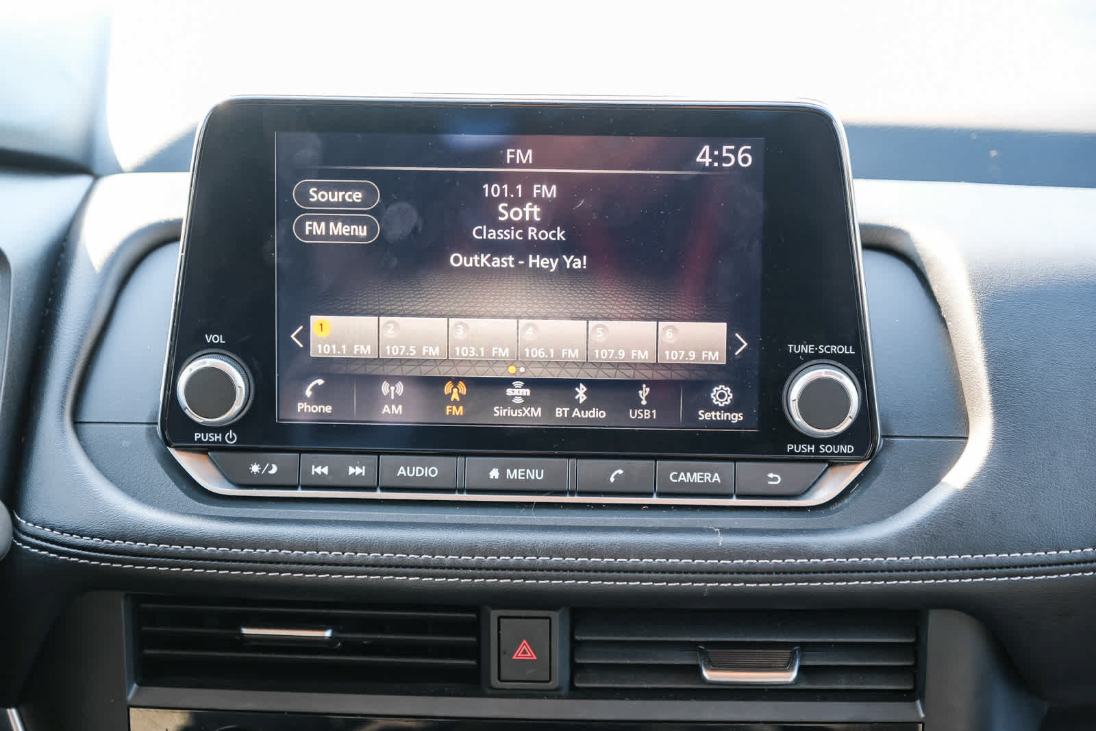 Used 2025 Nissan Rogue SV AWD/4WD image 16