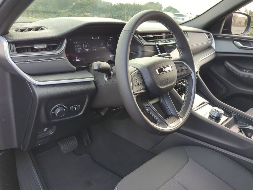 Used 2024 Jeep Grand Cherokee Laredo X image 19
