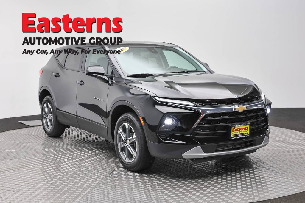 Used 2025 Chevrolet Blazer LT FWD image 3