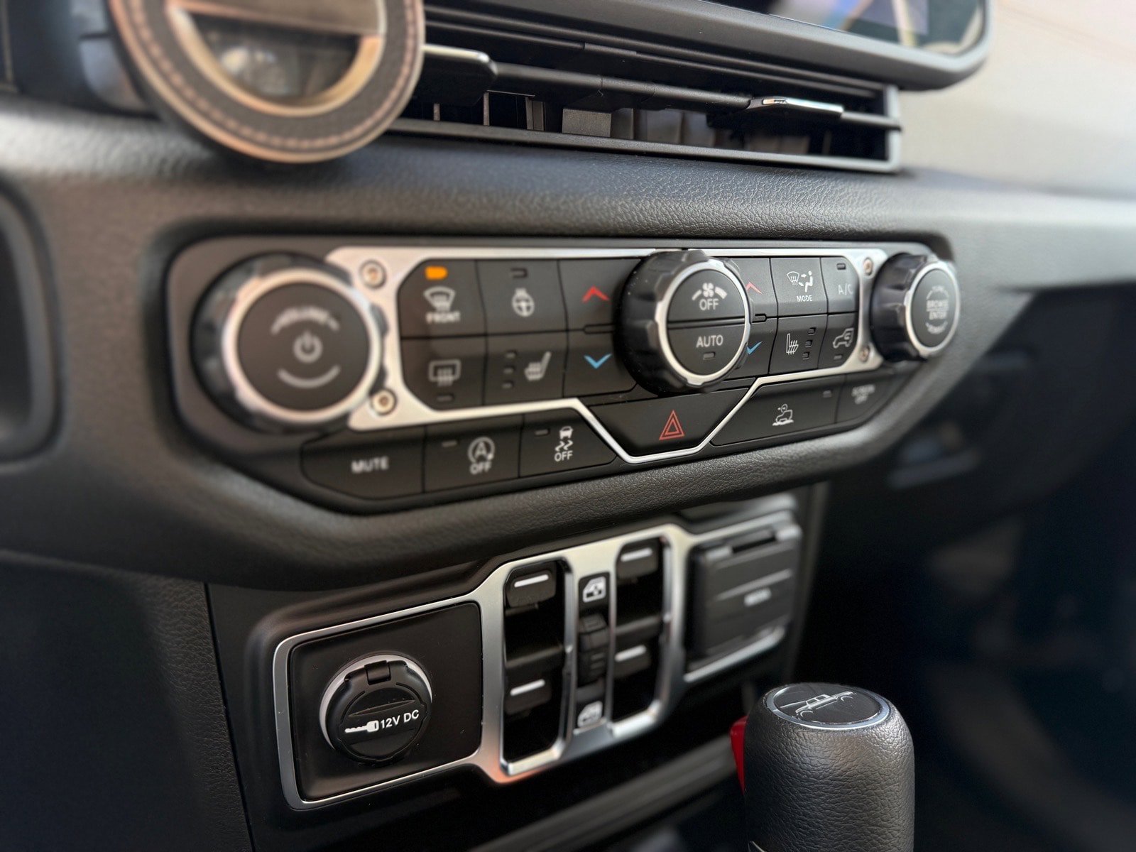 Certified 2025 Jeep Gladiator Sport AWD/4WD image 16