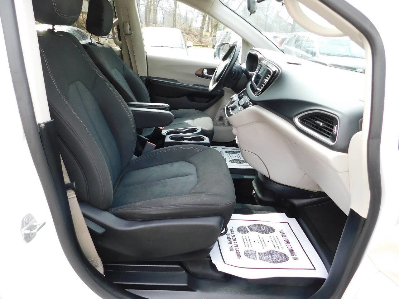 Used 2022 Chrysler Voyager LX image 21